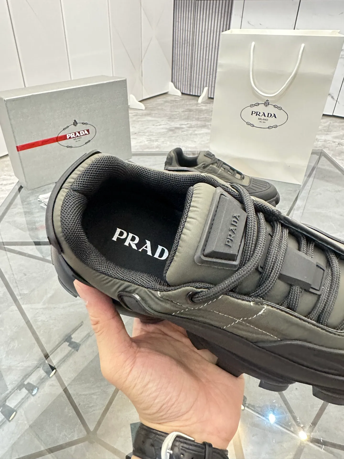 Men's shoes for sale 💰: 💰P520¥ High-end top quality Product trademark: Prada *"Prada*" low-top casual shoes Regular size: 38-45 (can be customized to 46) Product materials: imported breathable fly weave upper, professional glue-making process, breathable lining, cowhide foot pads, original ultra-light foam outsole. No.: 001